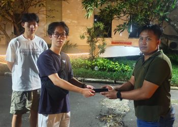 Respons Cepat Polsek Grogol Petamburan Bantu WNA Temukan iPhone Hilang di Taksi Online
