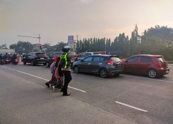 Aksi Humanis Polwan Polres Metro Bekasi, Atur Lalu Lintas dan Bantu Anak Sekolah di Pagi Hari