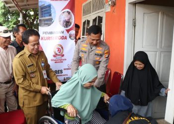 Menjelang Hari Bhayangkara ke-79, Polres Metro Tangerang Kota Serahkan Bantuan Kursi Roda dan Paket Sembako ke Warga Kurang Mampu di Tangerang