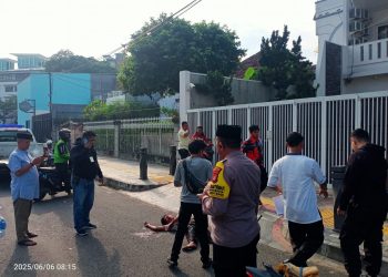 Gerak Cepat Bhabinkamtibmas Gondangdia Bantu Korban Kecelakaan Di Jalan Hos Cokroaminoto