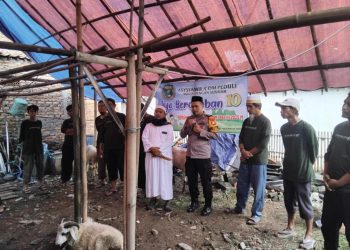 Bhabinkamtibmas Desa Cibarusah Kota Amankan Proses Pemotongan Hewan Kurban di Yayasan Asyamil