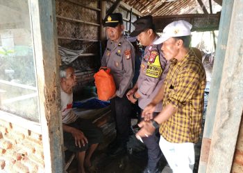Polsek Cabangbungin Tindaklanjuti Video Viral Rumah Roboh di Sindangsari, Lakukan Cek TKP dan Berikan Bantuan