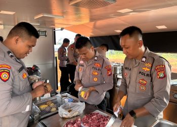 Polda Metro Jaya Gelar Dapur Lapangan untuk Bantu Pengungsi Kebakaran di Kapuk Muara