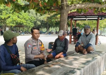 Bhabinkamtibmas Pulau Pari Sambangi Tokoh Masyarakat, Ajak Warga Tolak Premanisme dan Judi Online