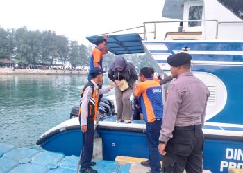 Polisi Baik Amankan Dermaga Pulau Tidung, Bantu Penumpang dan Cegah Masuknya Narkoba & Miras