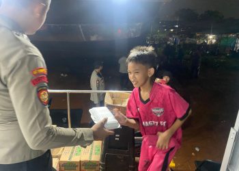Polisi Gelar Dapur Lapangan untuk Pengungsi Korban Kebakaran di Kapuk Muara