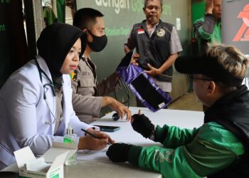 Sambut Hari Bhayangkara ke-78, Polres Metro Depok Gelar Bakti Kesehatan untuk Komunitas Ojol