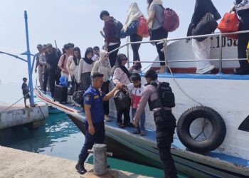 Humanis! Polisi Kawal Kedatangan Wisatawan di Dermaga Kepulauan Seribu
