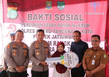 Bedah Rumah Hari Bhayangkara ke-79, Kapolres Metro Tangerang Kota Serahkan Kunci Rumah Warga di Jatiuwung