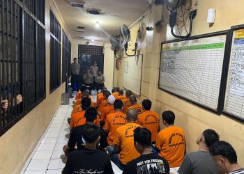 Tangis Tobat di Balik Jeruji: Tahanan Polres Metro Bekasi Khusyuk Jalani Binrohtal dan Tausiah