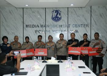 Kabidhumas Polda Metro Jaya Beri Penghargaan kepada Personel dan Satker Berkinerja Terbaik dalam Anev Bulanan