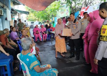 Peringati Hari Bhayangkara ke-79, Polsek Johar Baru Gelar Bakti Sosial Bagikan Sembako ke Warga