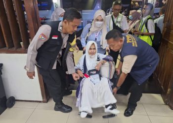Polsek Makasar Amankan Kedatangan Jamaah Haji Kloter 03 Asal DKI Jakarta di Asrama Haji Pondok Gede