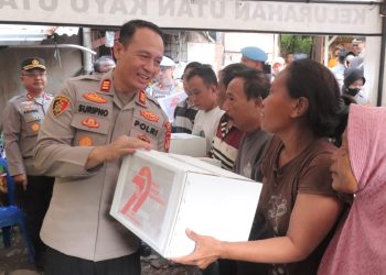 Bhakti Sosial HUT Bhayangkara ke-79, Wakapolres Metro Jaktim Serahkan 300 Paket Sembako di Slum Area Matraman