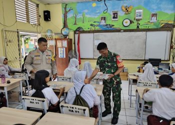 Bhabinkamtibmas Kelurahan Bambu Apus Kawal Distribusi Makanan Bergizi Gratis untuk Ribuan Pelajar di Cipayung