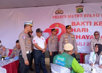 Sambut HUT Bhayangkara Ke-79 Polres Metro Bekasi Kota Gelar Bakti Kesehatan dan Bagikan Sembako