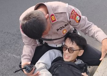 Aksi Sigap,Polisi Evakuasi Korban Kecelakaan Tunggal di Layang Tomang