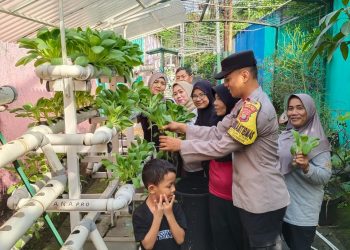Bhabinkamtibmas Panen Sayur Bersama Warga, Tokoh PKK RW06 Apresiasi Kepolisian