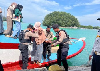 Polisi Baik Bantu Penumpang Turun dari Kapal, Polsek Kepulauan Seribu Utara Pastikan Dermaga Aman dan Nyaman