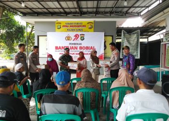 Gelar Bakti Sosial Dalam Rangka Hari Bhayangkara, Kasat Binmas Tangsel Bersama Kapolsek Curug Berikan 50 Paket Sembako