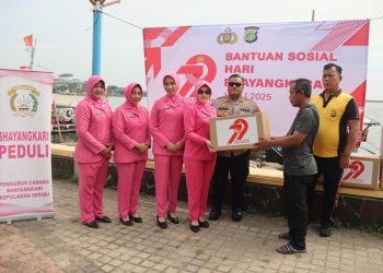 Polres Kepulauan Seribu Salurkan 250 Paket Bansos dalam Rangka HUT Bhayangkara ke-79