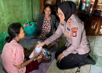 Kapolsek Kedungwaringin Besuk Remaja Penderita Tumor, Wujud Kepedulian Polri kepada Warga