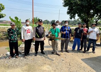 Cegah Wabah DBD, Bhabinkamtibmas Kedungwaringin Gelar Fogging Bersama Pemdes Waringinjaya