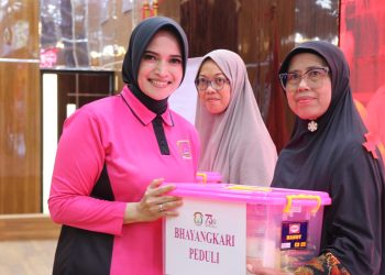 Bhayangkari Peduli, Wakil Ketua Bhayangkari Daerah Metro Jaya Serahkan Bantuan Paket Sembako kepada 150 Pasien Operasi Katarak di Kota Tangerang