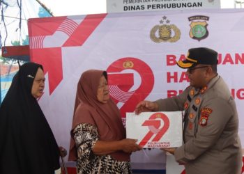 Kapolres Kepulauan Seribu Salurkan Bansos untuk Lansia di Pulau Panggang Sambut Hari Bhayangkara ke-79