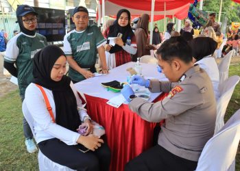 Polres Metro Bekasi Kota Gelar Pelayanan Publik Dalam Rangka HUT Bhayangkara Ke.79 Saat Car Free Day disambut Antusias Warga.