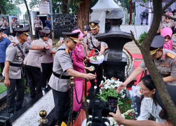 Jelang Hari Bhayangkara Ke-79, Kapolda Metro Jaya Ziarah Ke TMP Tanah Kusir