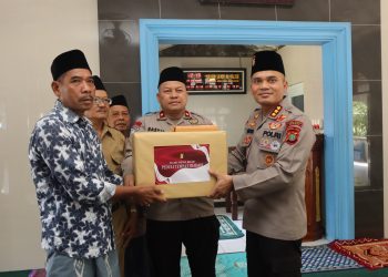 Bakti Religi dan Polrestro Bekasi Peduli Tempat Ibadah : Kapolres Metro Bekasi Serahkan 25 Al-Qur’an untuk Masjid Jamie Al-Falah