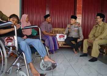 Bakti Kesehatan di Karangbahagia: Kapolres Metro Bekasi Berikan Kursi Roda, Bantu Habiba Lawan Keterbatasan