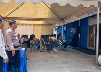 Bhabinkamtibmas Kelurahan Jelambar Laksanakan Pengamanan Ibadah Minggu Kasih di Gereja Kristen Sangkakala