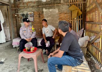 Bhabinkamtibmas Desa Waringinjaya Sampaikan Himbauan Kamtibmas Saat Kunjungan ke Warga