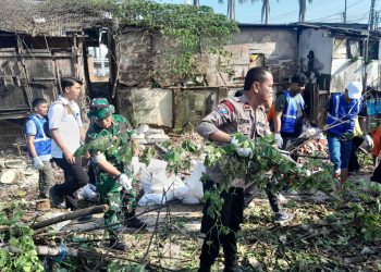 Polsek Cikarang Pusat Bersama Instansi Terkait Gelar Kerja Bakti Bersihkan Saluran Irigasi di Hegarmukti