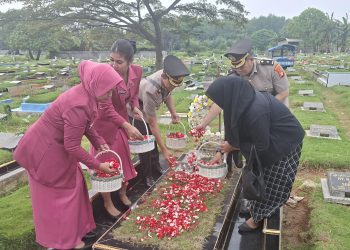 Polres Pelabuhan Tanjung Priok Gelar Tabur Bunga Dan Ziarah Kubur untuk Hormati Jasa Bhayangkara Gugur