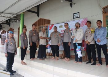 Kapolres Kepulauan Seribu Gelar Bakti Religi di Masjid Al Hidayah Pulau Harapan, Serahkan Bantuan Alat Kebersihan