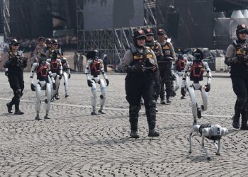 Robot Humanoid hingga Robot Dog Beratribut Polisi Ramaikan Monas dalam Persiapan Hari Bhayangkara ke-79