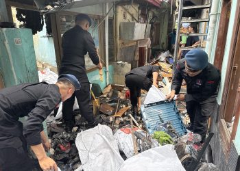 Brimob Polda Metro Jaya Bersama Warga Gelar Kerja Bakti Pasca Kebakaran di Kwitang