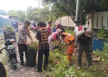 Bersatu untuk Lingkungan, Warga RW 03 Pulau Tidung Gelar Kerja Bakti Bersama Polri