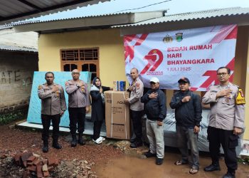Dalam Rangka Hari Bhayangkara ke-79, Polres Tangsel Laksanakan Bedah Rumah Warga di Legok
