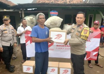 POLSEK BANTARGEBANG GELAR BHAKTI SOSIAL BAGIKAN SEMBAKO UNTUK WARGA SLUM AREA DALAM RANGKA HUT BHAYANGKARA KE-79
