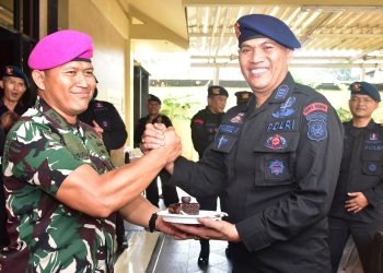 Satuan Brimob Polda Metro Jaya Mendapat Surprise Dari TNI AL Korps Marinir, Wujud Sinergi TNI-Polri di Hari Bhayangkara ke-79