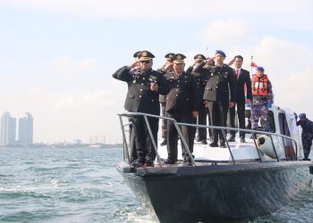 Polres Kepulauan Seribu Gelar Upacara Tabur Bunga di Laut Peringati Hari Bhayangkara ke-79