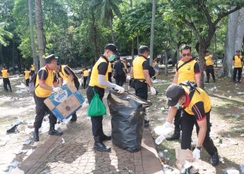 Polisi Cepat dan Tanggap untuk melaksanakan pembersihan