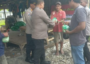 Polsek Pademangan Bagikan Nasi Bungkus untuk Warga Kampung Muka Ancol