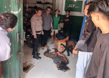 BHABINKAMTIBMAS KELURAHAN JELAMBAR CEK TKP KASUS PERCOBAAN KASUS PENCURIAN DI RUKO J&T CARGO