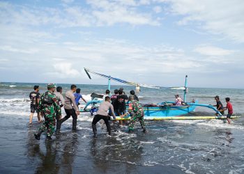 Personel Polda Bali Dikerahkan Cari Korban Kapal Tenggelam di Selat Bali