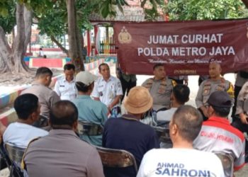 Dekat dengan Warga, Kapolres Kepulauan Seribu Gelar Jumat Curhat di Pulau Kelapa